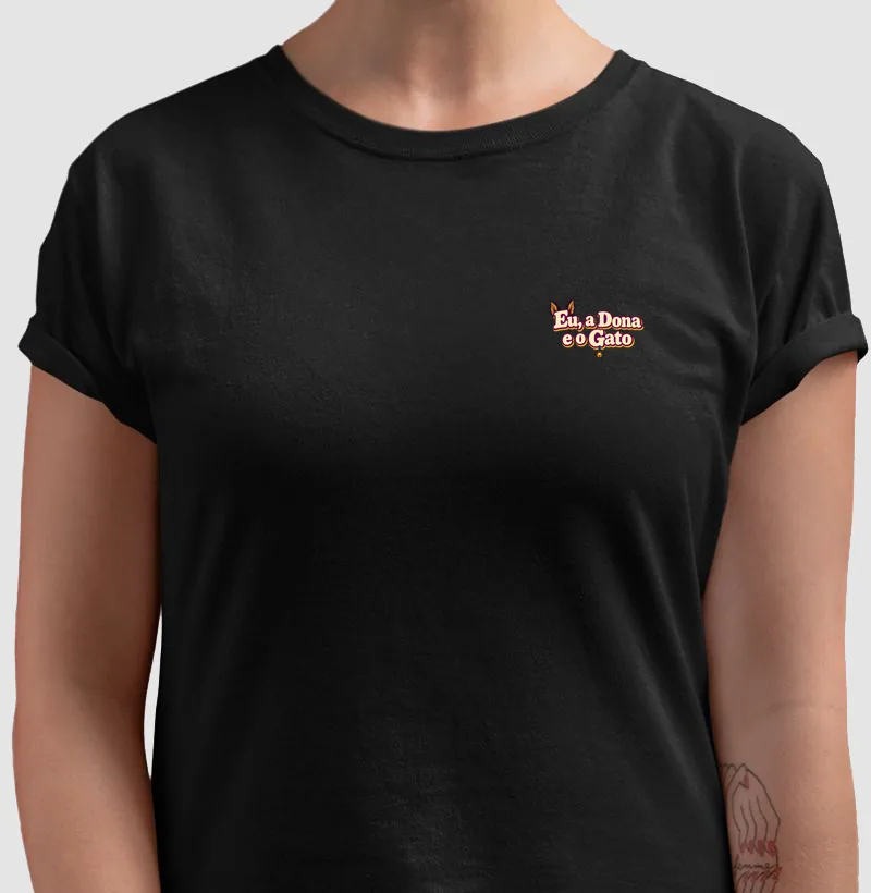 Camiseta preta com o logo pequeno da série no lugar do bolso