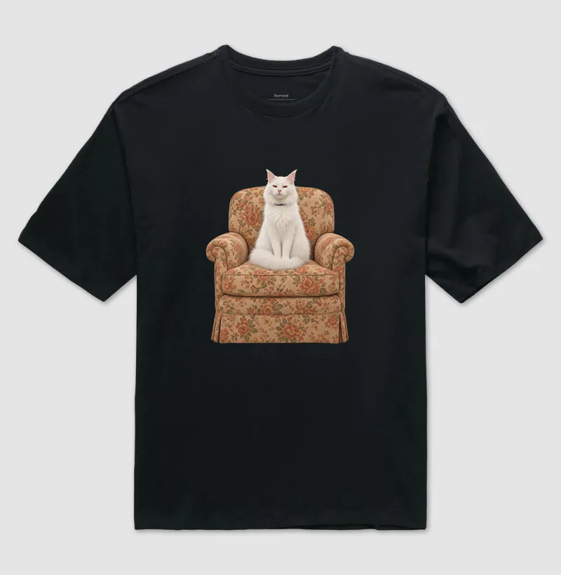 Camiseta oversized com a estampa Barão na Poltrona