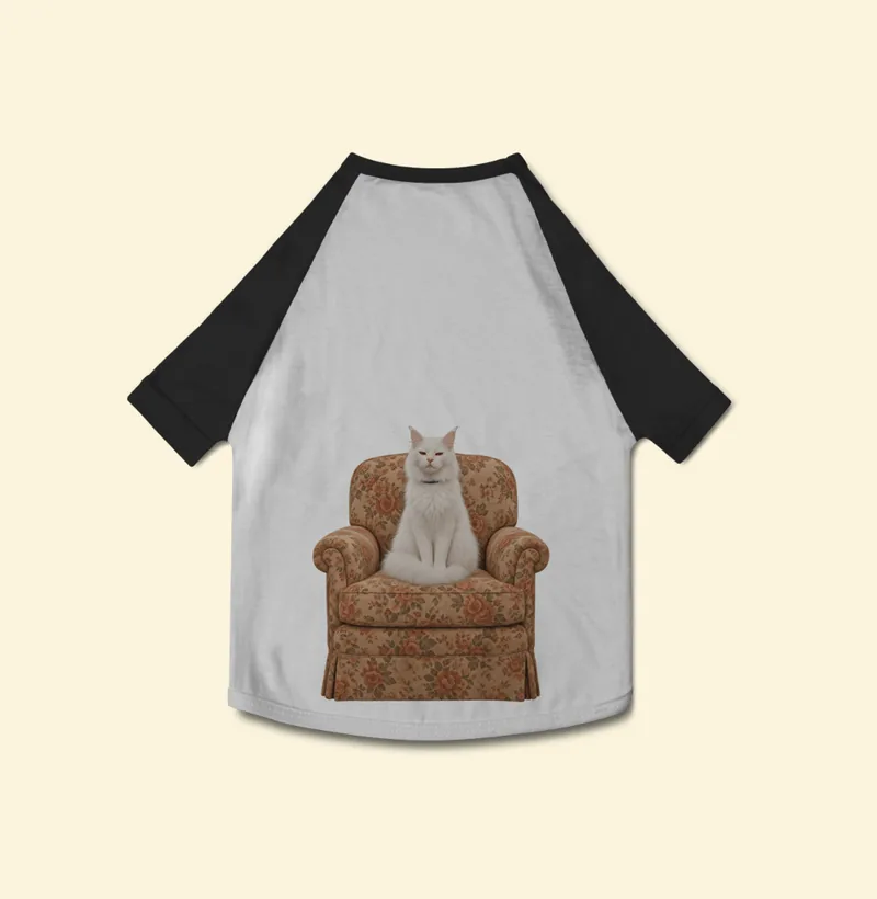 Camisa pet com a estampa Barão na Poltrona