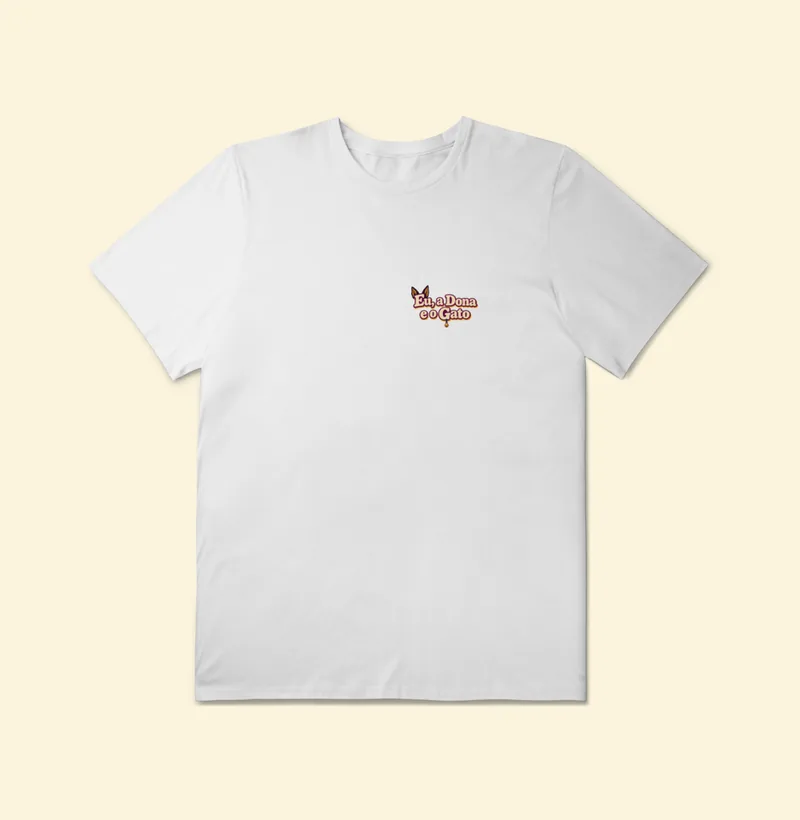 Camiseta Plus Size com a estampa Logo no Bolso